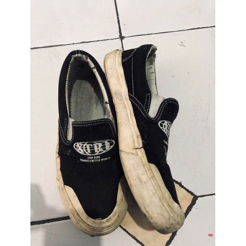 Sepatu Slip-On Hitam Putih