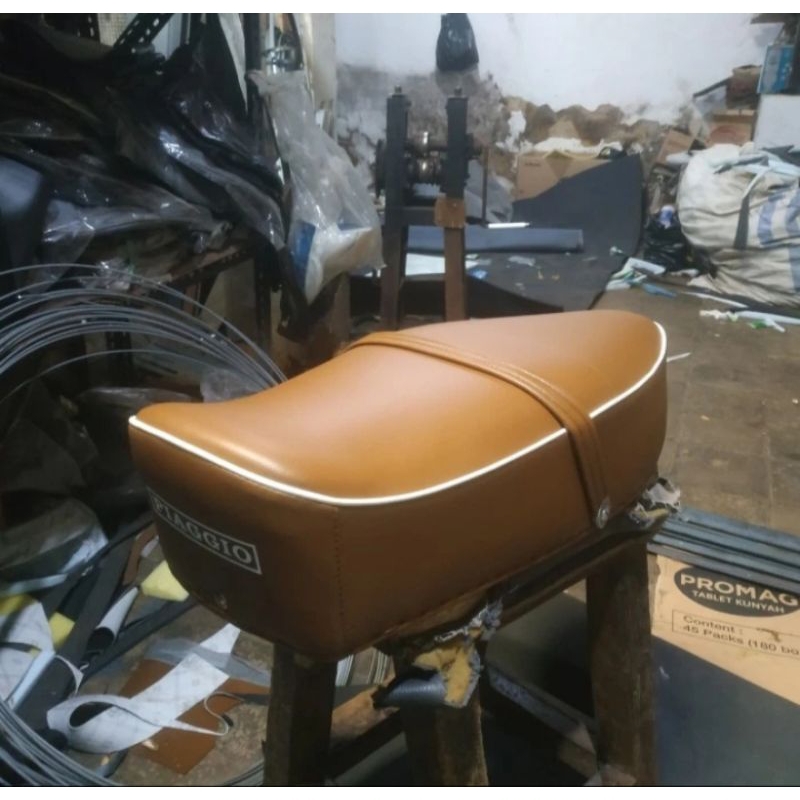jok vespa Piaggio berkualitas per bulat dengan paduan warna coklat putih cocok untuk Vespa super spr