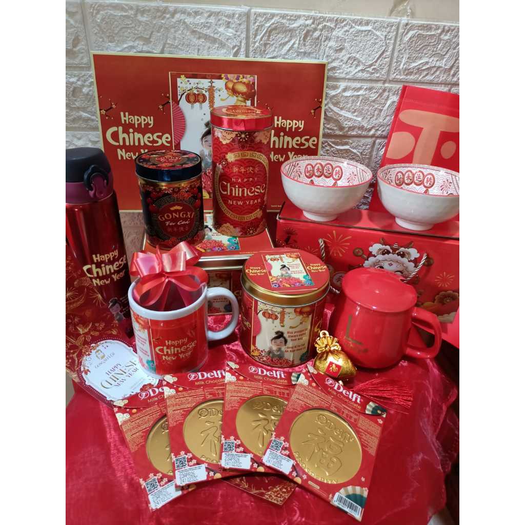

Hampers Imlek / Paket Imlek / Souvenir Lengkap Imlek / Set hampers Imlek CNY 2025 / Kaleng Imlek / Termos Imlek / Coklat Koin Imlek