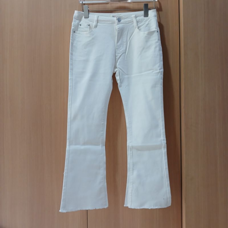 # 47 white cropped flare jeans M