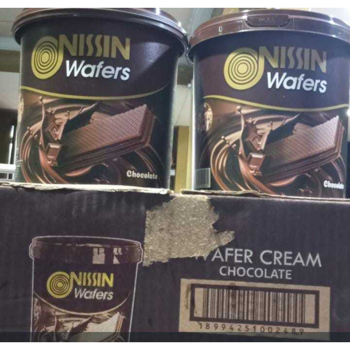 

a Nissin Wafer Chocolate Kaleng Besar 240g