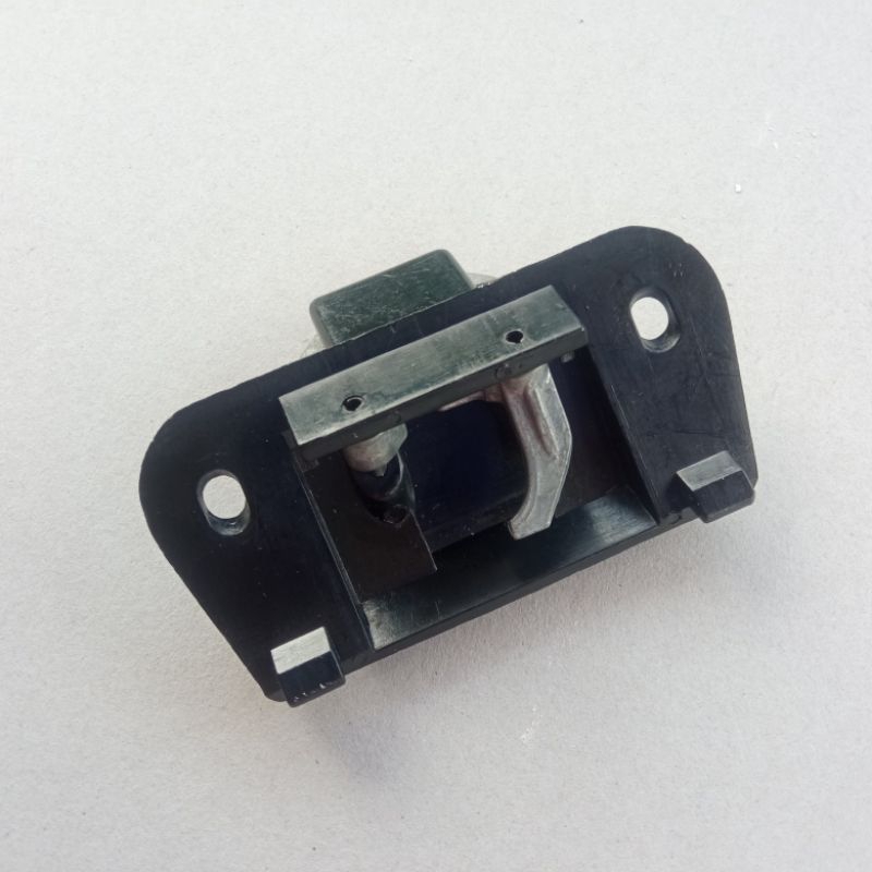 Pengait Kuncian Laci Dashboard Kiri BMW E30 E34