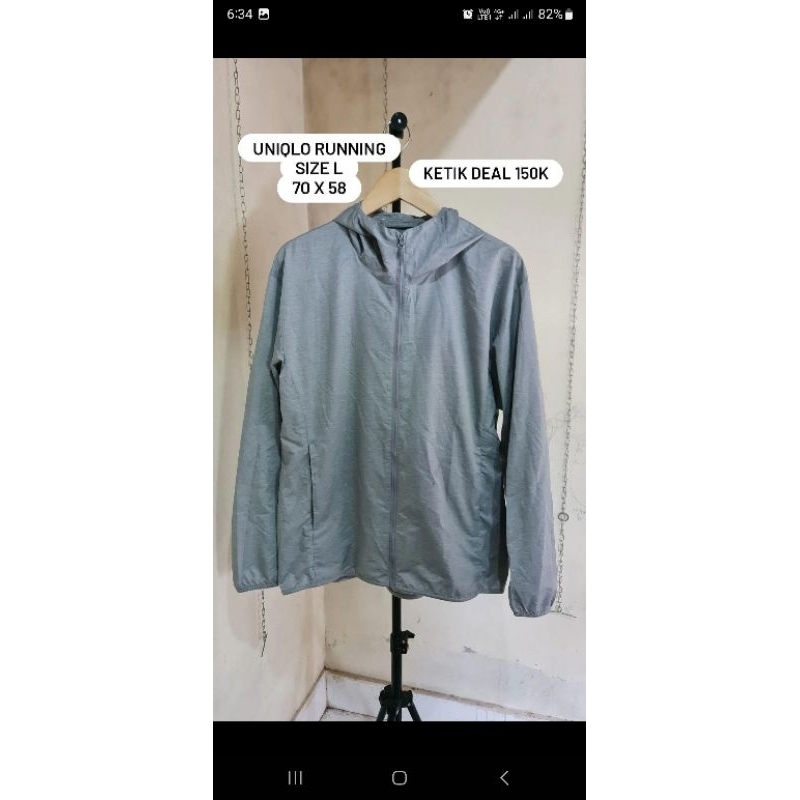 UNIQLO Running Size L 70 x 58