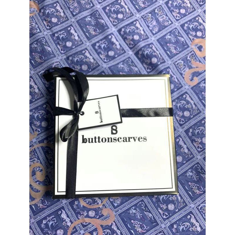 

BOX BUTTONSCARVES SET//BOX HIJAB SLEEDING FREE PITA TAG BUTTONSCARVES