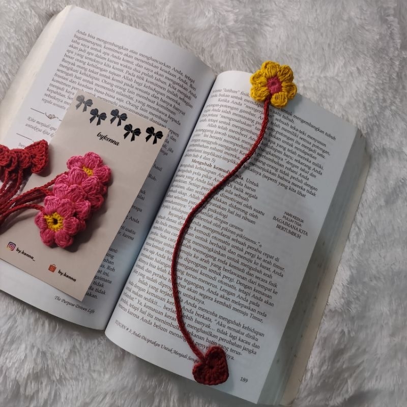 

By kenna - Crochet Flower bookmarks, Pembatas buku aesthetic, penanda halaman Alkitab, Al-Qur'an