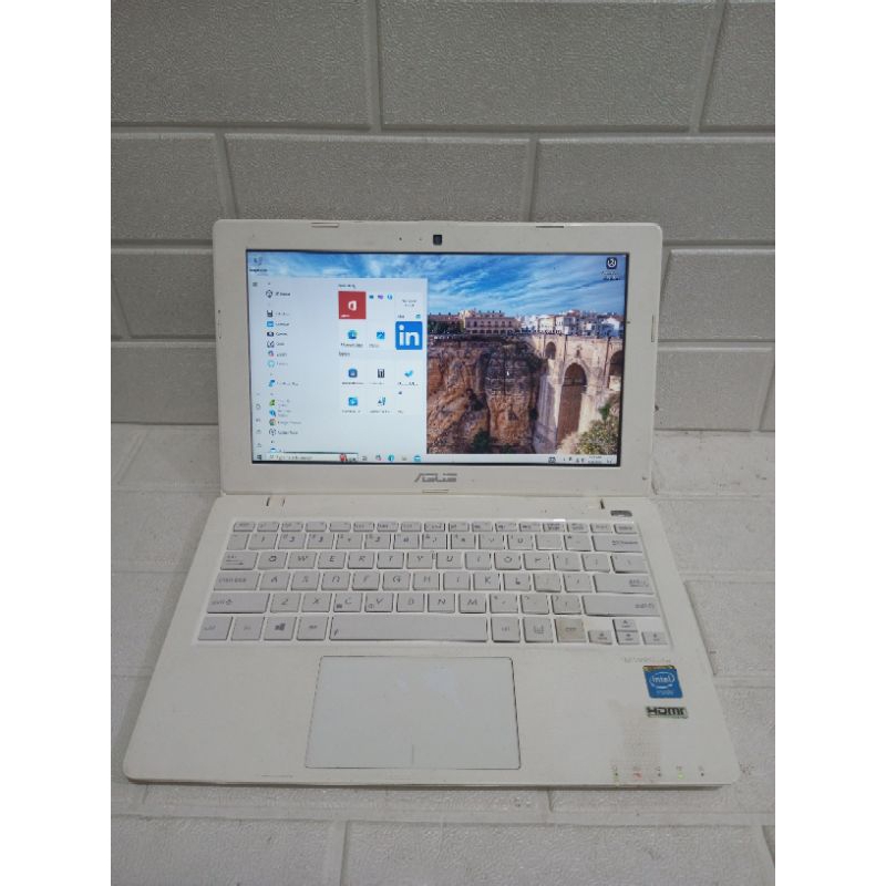 Asus X200M Celeron N2840 DDR 2GB SSD 128GB 12" Baterai 3 Jam