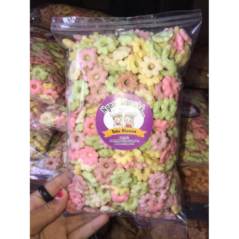 snack sakura ribut warna