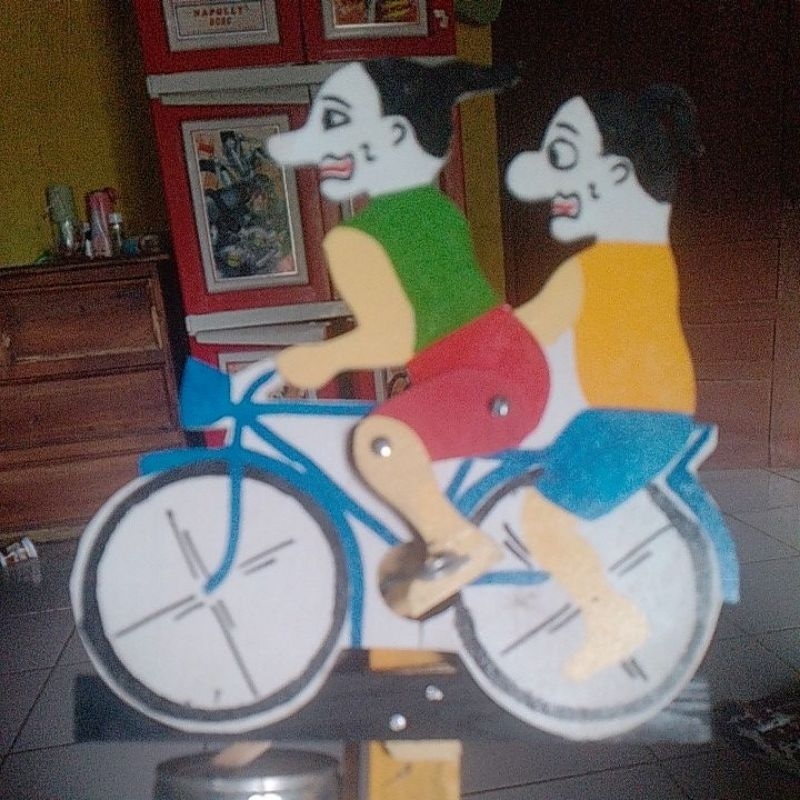 kincir angin karakter Gareng Petruk bersepeda