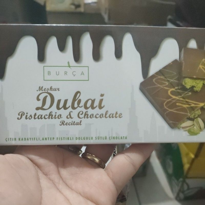 

Coklat Dubai burca dengan kunefe dan pistachio
