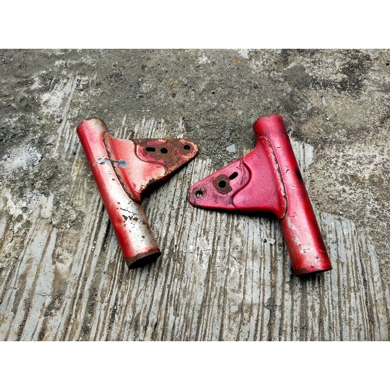 Sepasang Kuping Kupingan Lampu Depan Yamaha L2G L2S Super Warna Merah Original Bekas Copotan Motor S