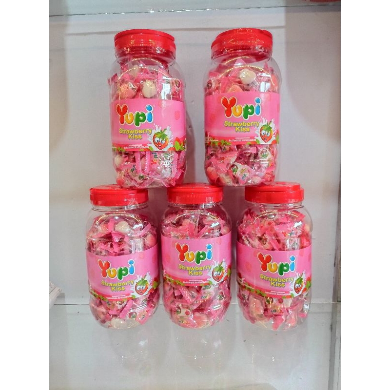 

permen yupi kiss strawberry / toples