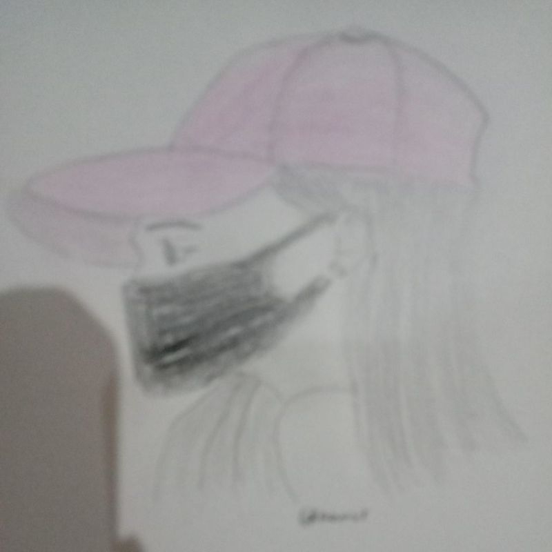 wanita memakai topi pink