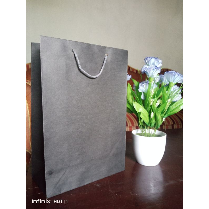 

Paperbag hitam ukuran 20cmx10cmx30cm paperbag murah/paperbag hitam/paperbag hitam polos/tas kertas/tas souvenir/paperbag