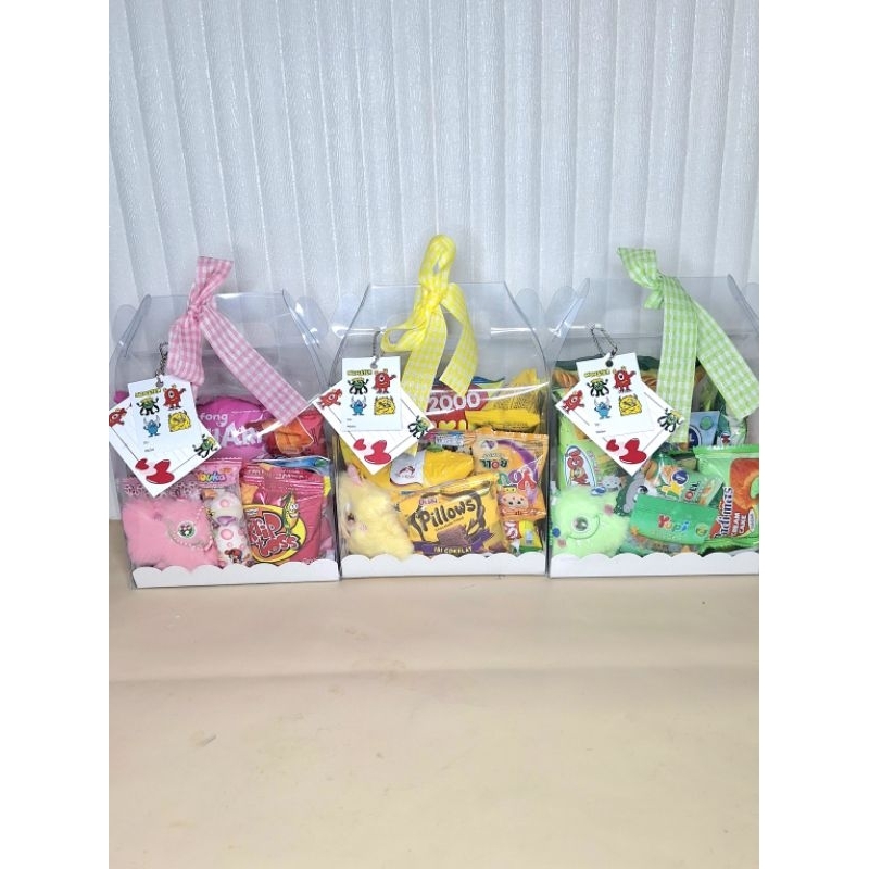 

HAMPERS SNACK BOX MIKA + BONEKA MONSTER