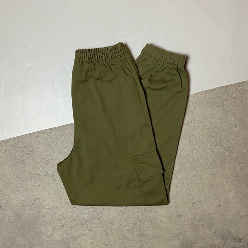 ZT 034 - GU by UNIQLO Relaxed Cargo Joger Pants.