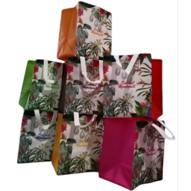 

TAS HAJATAN SPUNBOND PRES LAMINASI MOTIF DAUN