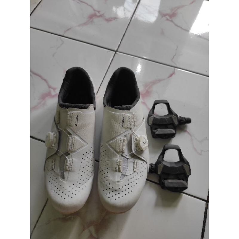 sepatu dan pedal cleat