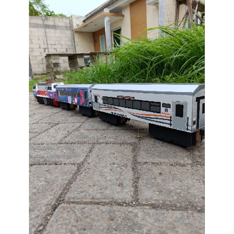 Hisperingin_ Lokomotif Cc206 Versi Hype Tripe +2Gerbong- Miniatur Kereta Api Kayu