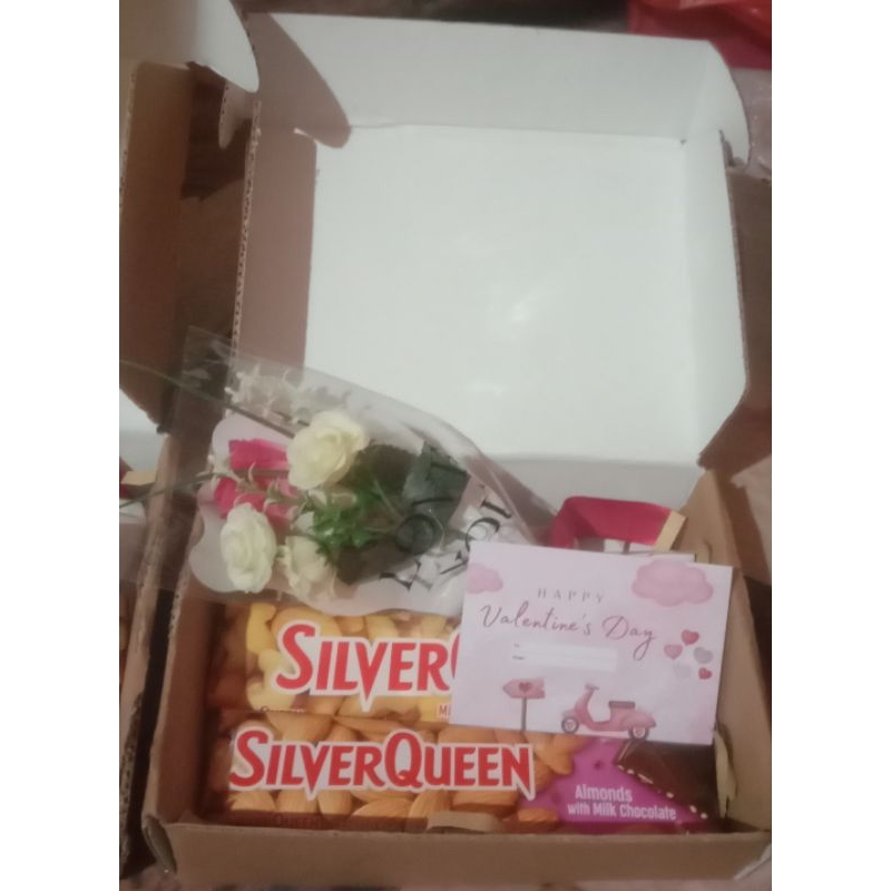 

hampers buket bunga mawar coklat Silverqueen isi 2 edisi valentine day