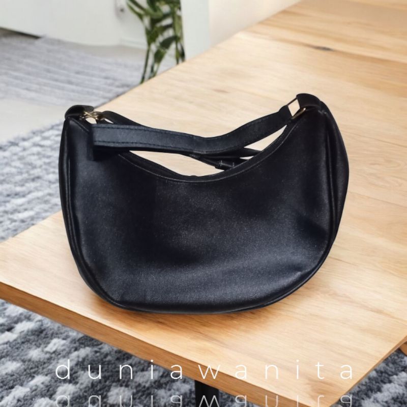 Tas Selempang Wanita Model Bulan Sabit Viral Warna Hitam