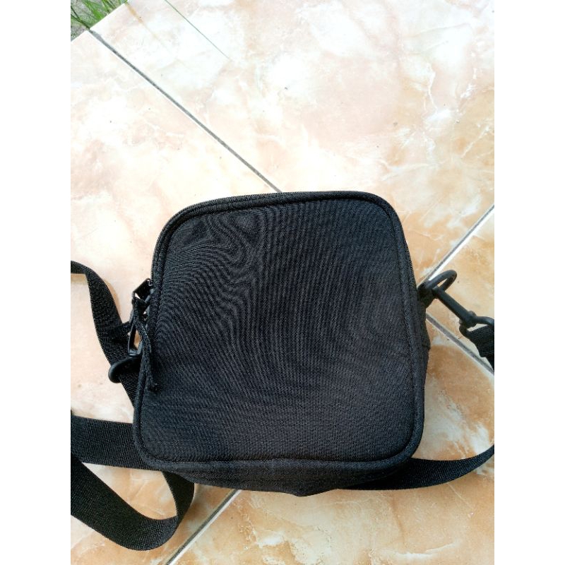Tas Selempang Hitam carhartt