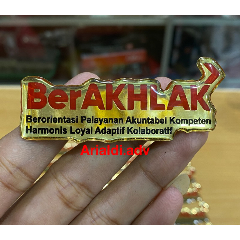 pin BerAKHLAK asn kuningan dilapis resin magnet pin berakhlak kuningan dilapis resin magnet