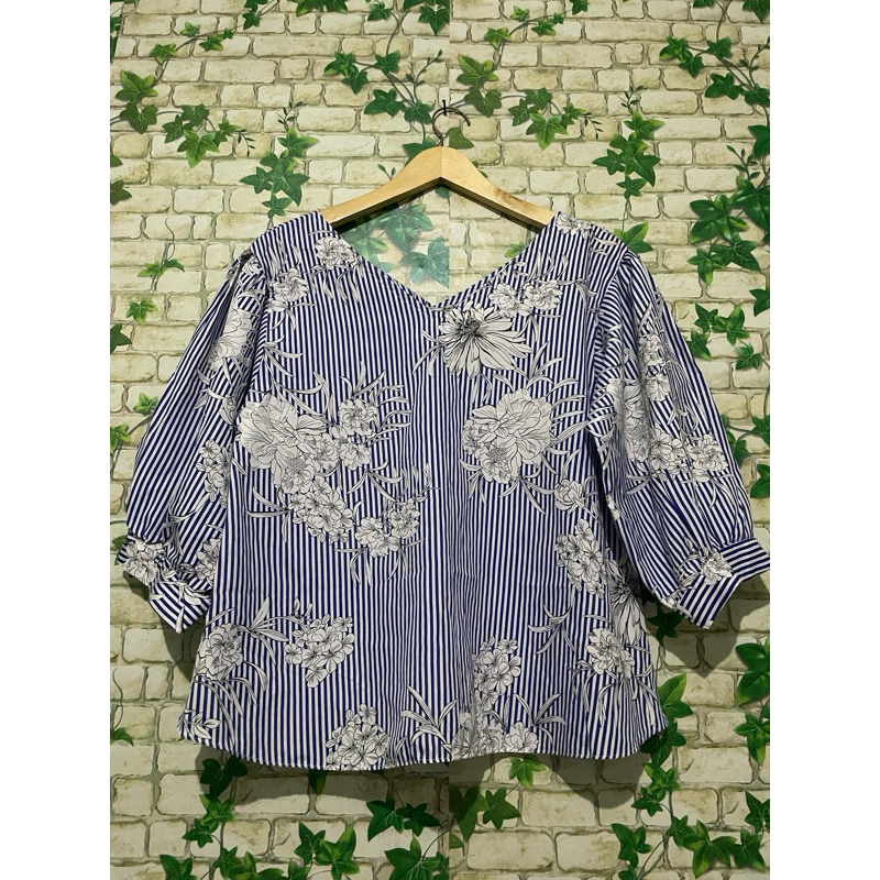 Blus Garis-Garis Motif Bunga