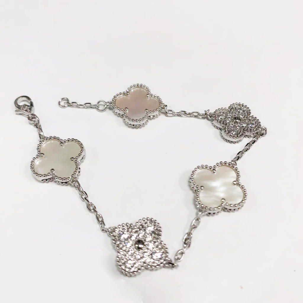 Shine Gelang / Bracelet Blink Bluish Grey Clover Gelang Wanita Unisex Titanium Emas Simple Elegant g