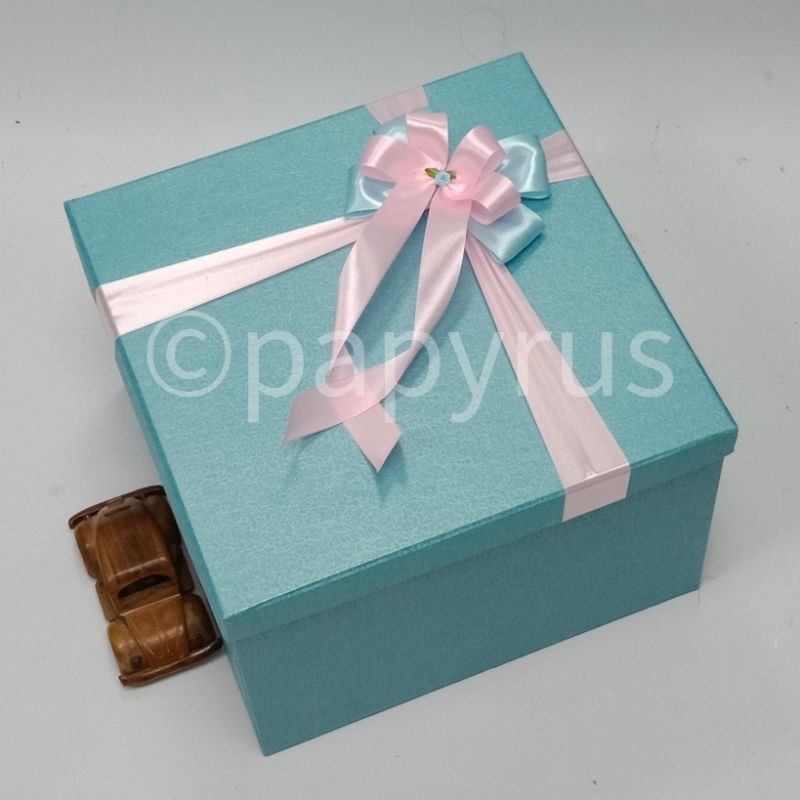 

PAPYRUS 30x30 Tinggi 20cm Kotak Kado Gift Box V3