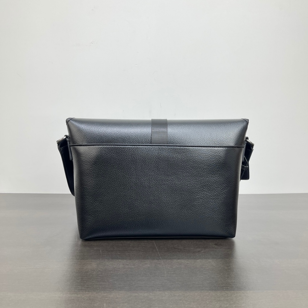 Tas CM379 SLing Pria Look