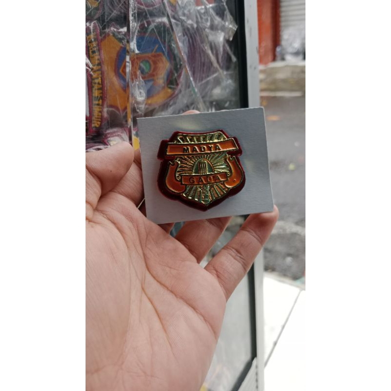 Pin gada madya milor, magnet.