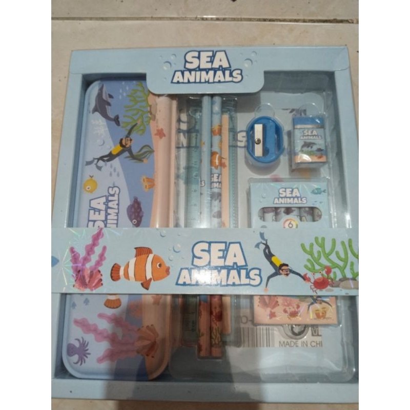 

Set Peralatan tulis sekolah