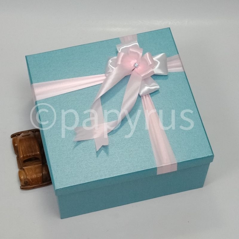 

PAPYRUS 30x30 Tinggi 15cm Kotak Kado Gift Box Hadiah V3