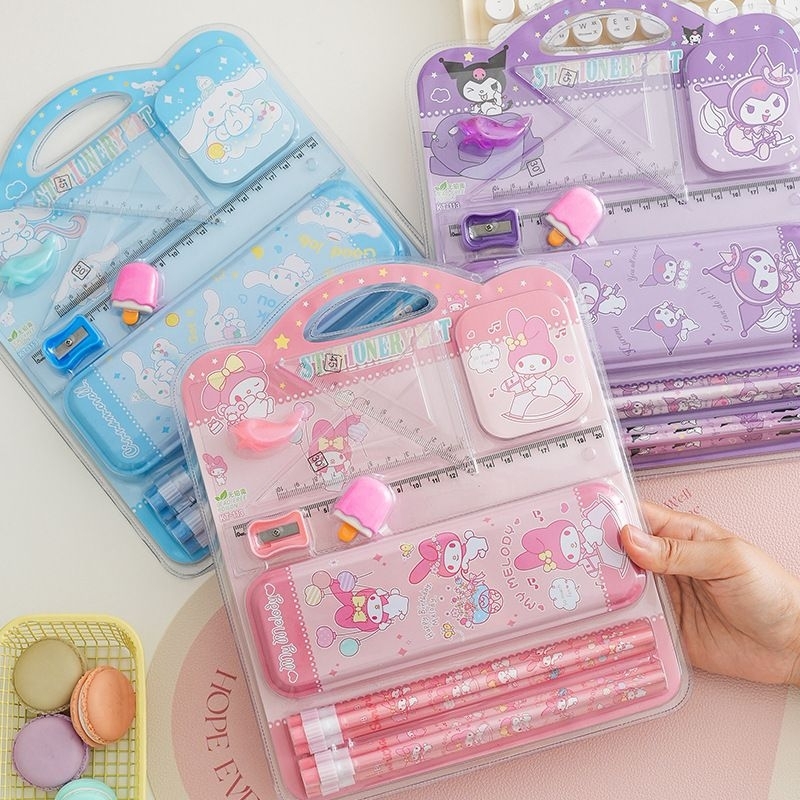 

Study Set Alat Tulis Anak Sekolah Sanrio Kuromi Paket Pensil Penghapus Rautan Penggaris Melody Stationery Gift Set SD Cinnamoroll Birthday Gift Pack Set Souvenir Hadiah Ultah Teman Kado Goodie Bag Murah