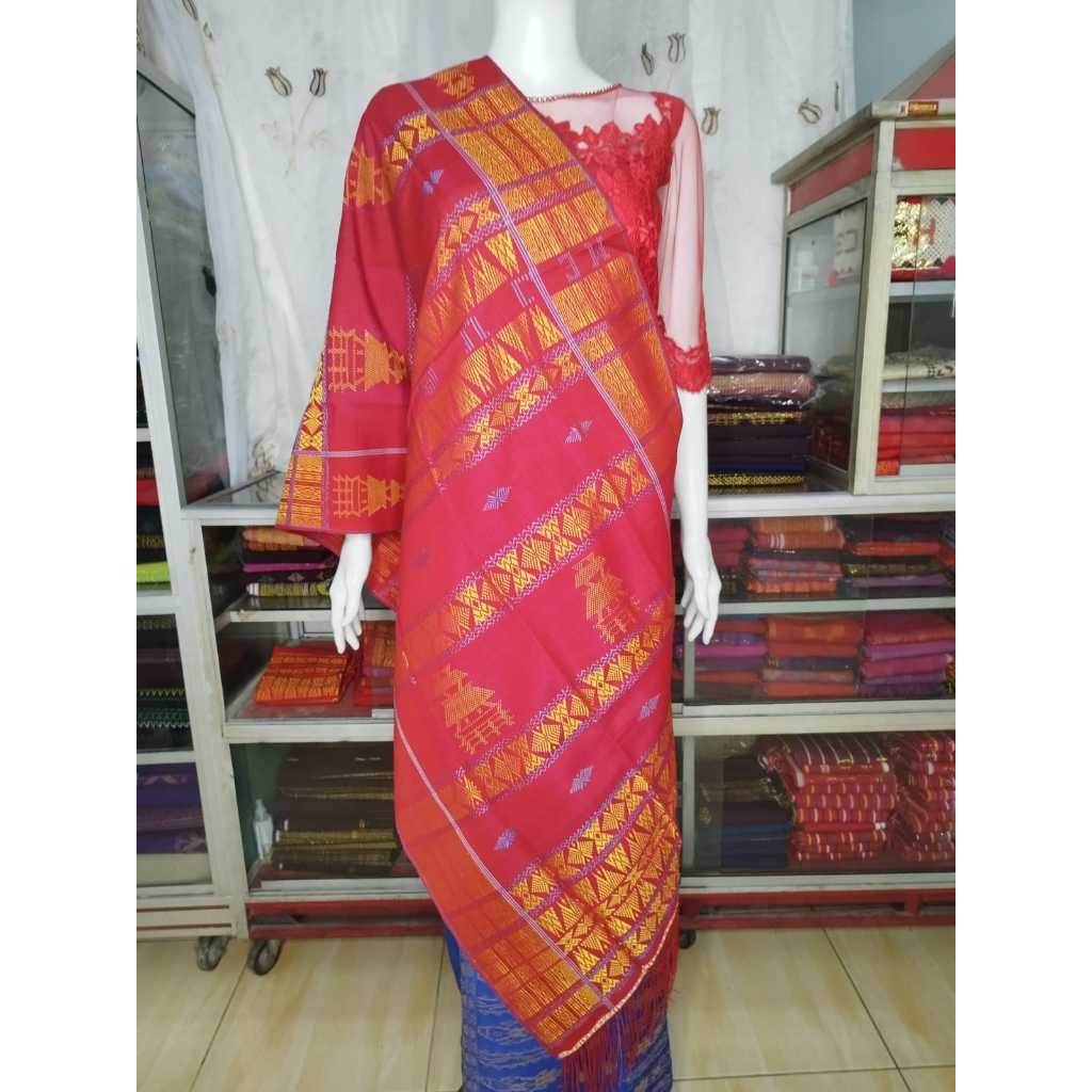 UIS NIPES WARNA DASAR MERAH MOTIF RUMAH ADAT
