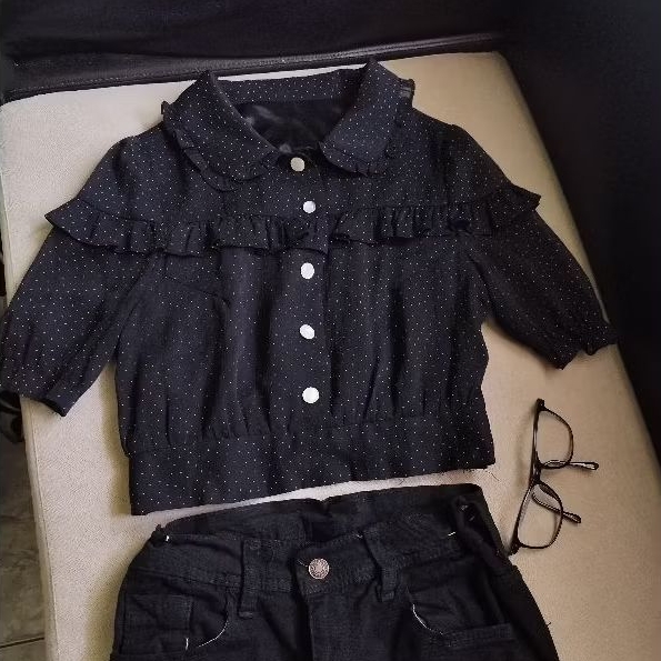 blouse hitam polkadot