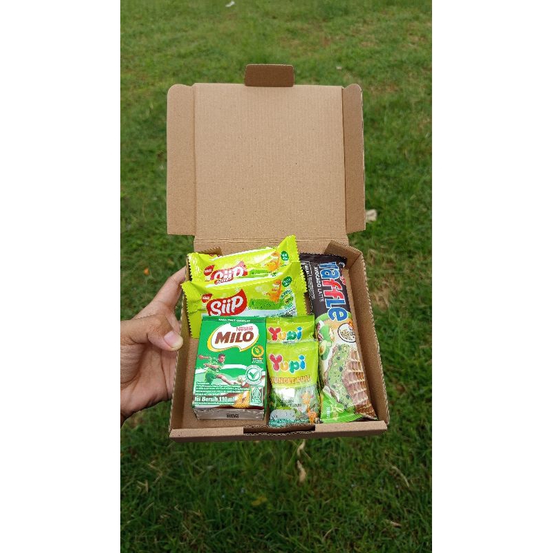 

Gift Box Snack Hampers hadiah / Gift Box Snack Hampers Hadiah untuk Ulang tahun, graduation, sempro, wisudah dll