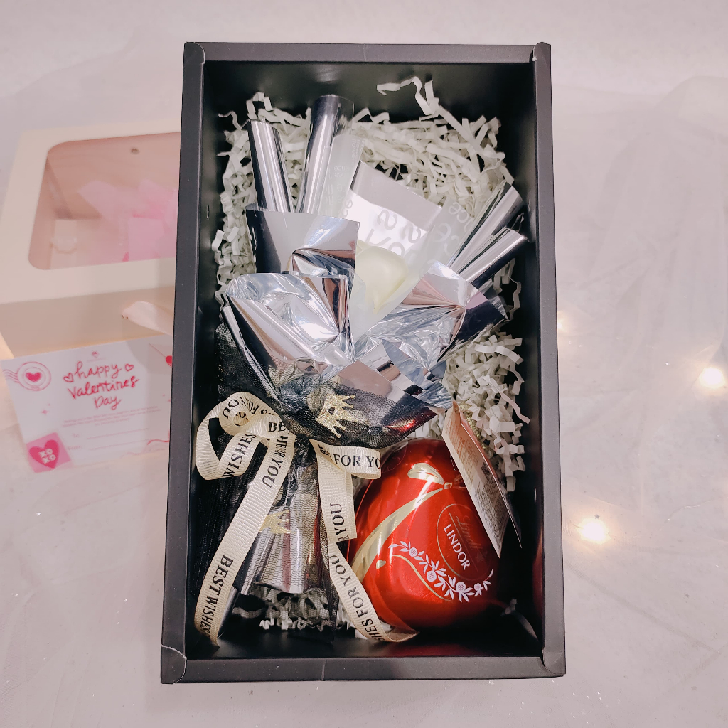 

ROSE GIFT - Hampers Valentine Buket Bunga - Kado Coklat Boneka GB006