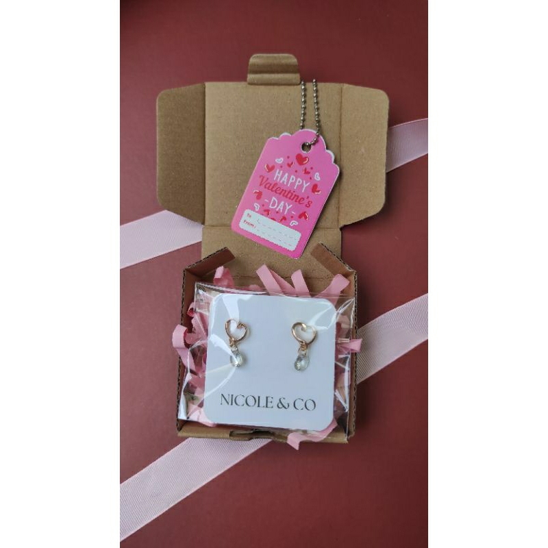 

Nicole & Co (BOXS) - Tambah Box Package Kado uk. 8×8×3 cm (Include Pita dan Hangtag Happy Birthday)