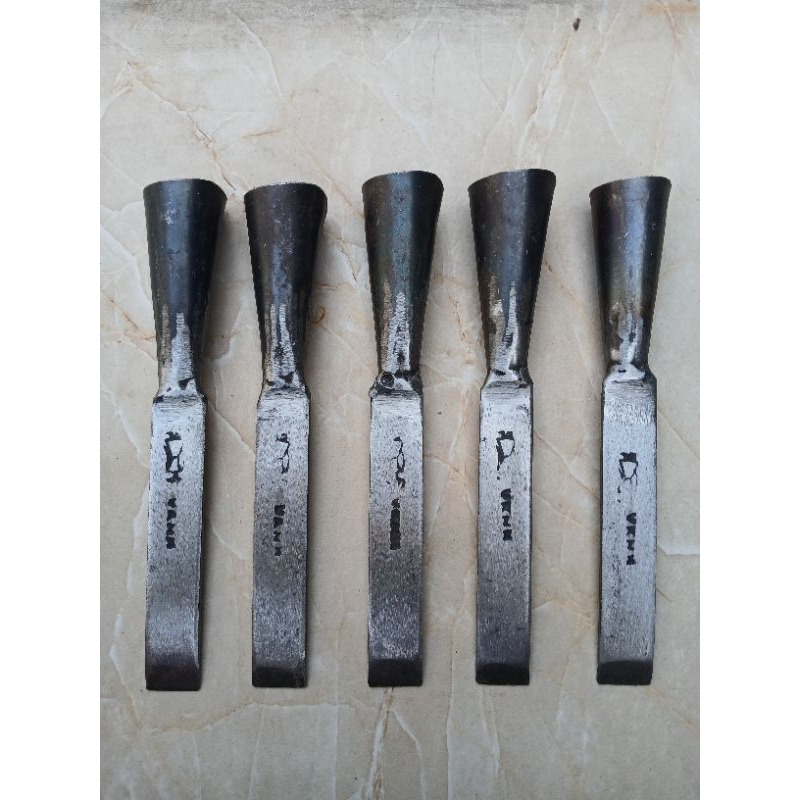 Pahat Kayu Bahan Baja