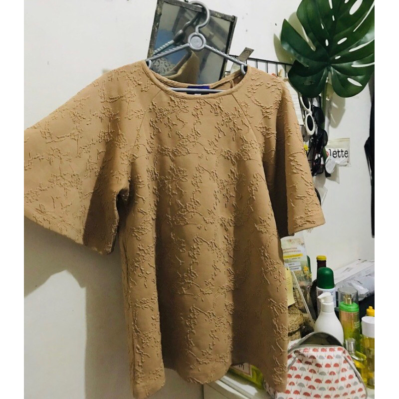 Kaos Lengan Panjang Motif Bunga Coklat