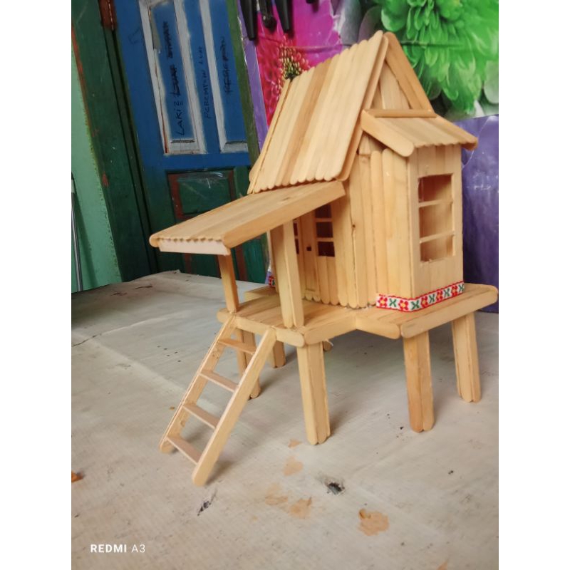 miniatur rumah adat Sumatra Selatan