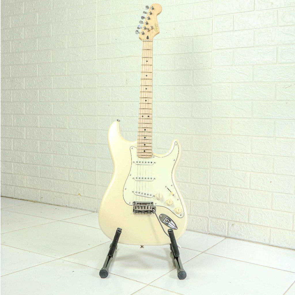 Squier Deluxe Stratocaster Second/Bekas Terawat
