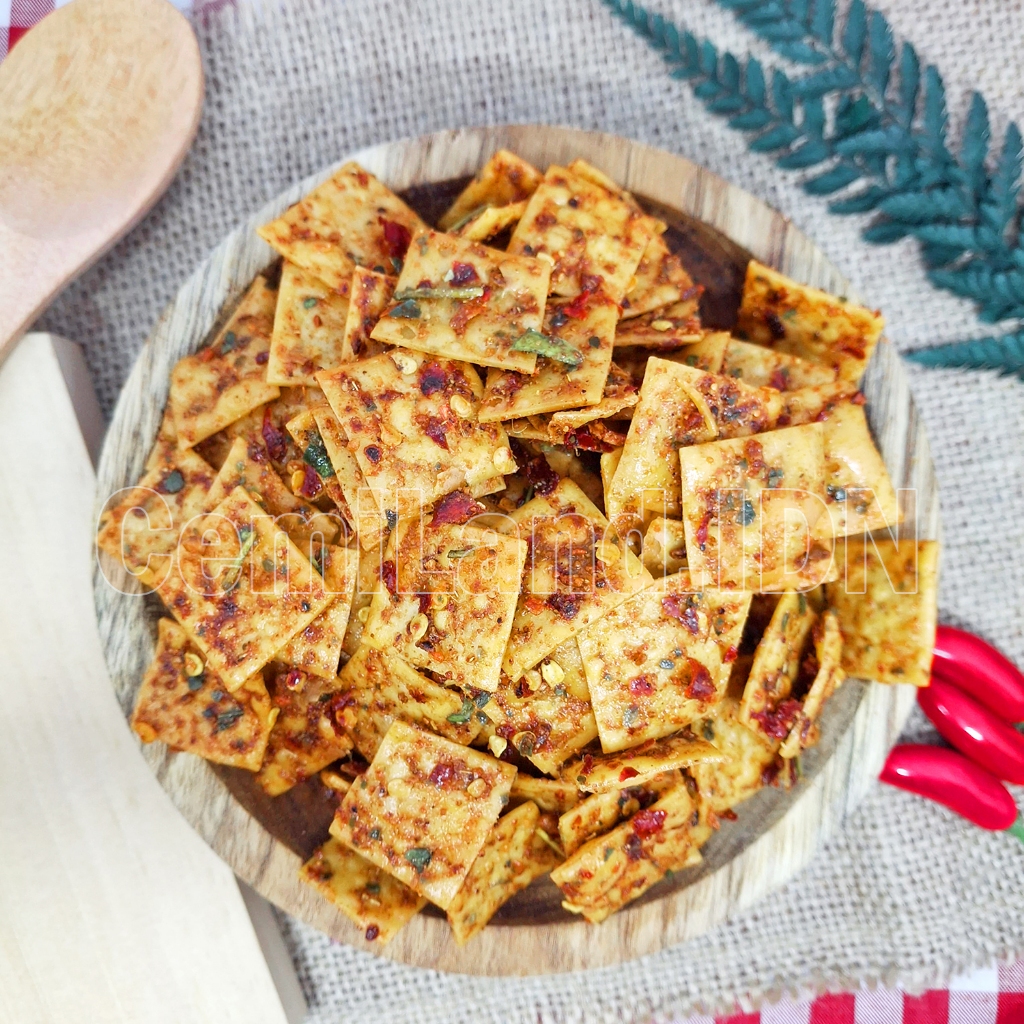 

CemiLand - Keripik Pangsit Pedas Daun Jeruk 500 gram Snack Cemilan Makanan Viral