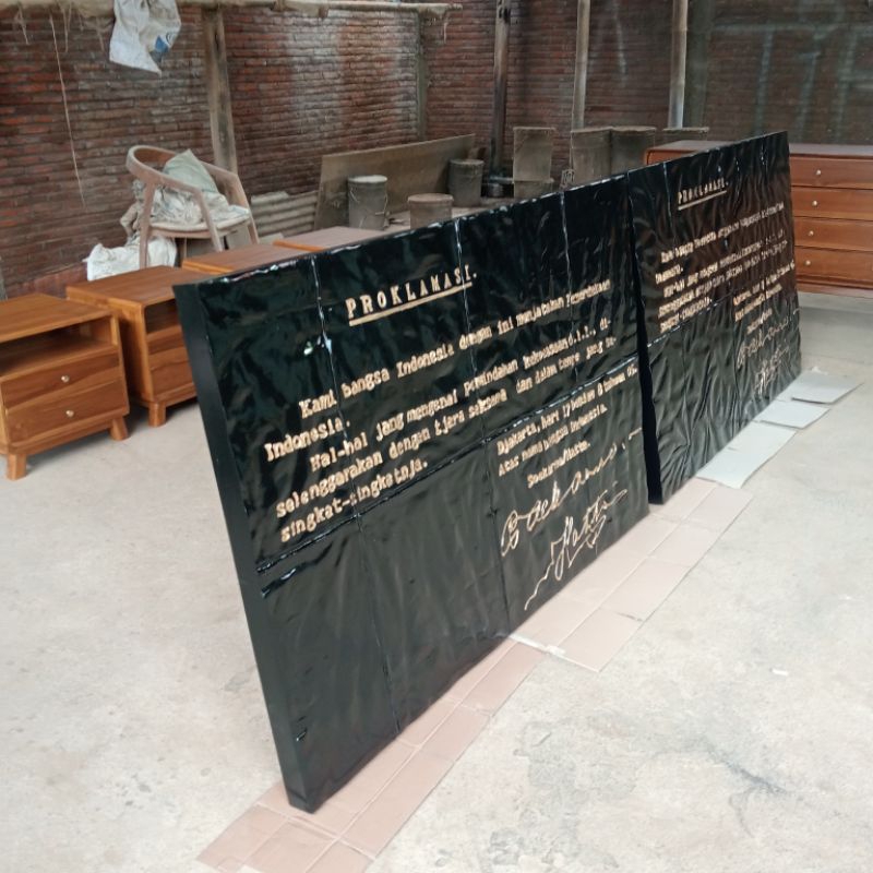ukiran tulisan proklamasi kayu mahoni