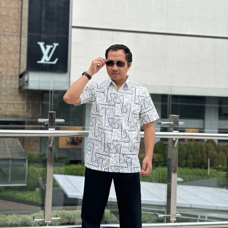 Hem batik pria PUTIH 822 bahan katun lengan pendek