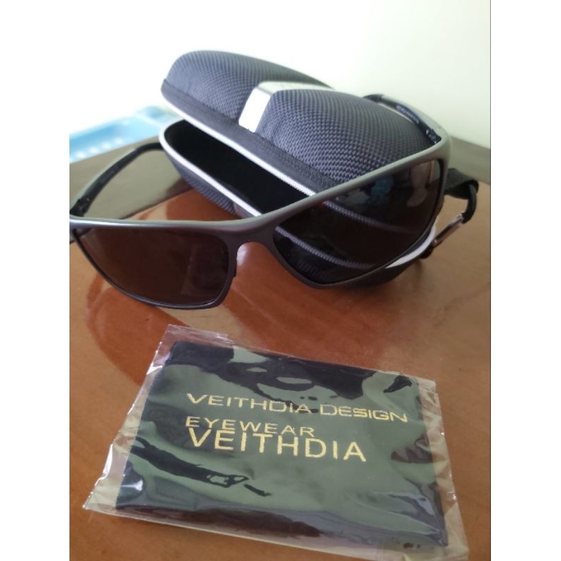 veithdia kacamata hitam