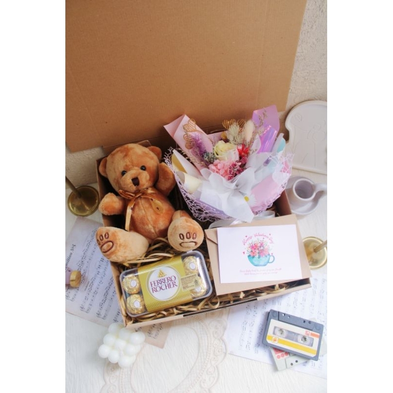 

Mi Amor Valentine Hampers / Kado Valentine / Hadiah Valentine / Coklat Valentine / Buket Bunga Valentine / Boneka Valentine / Hadiah Valentine Cewek / Hampers Valentine / Bunga Valentine / Buket Bunga Valentine / Bucket Bunga