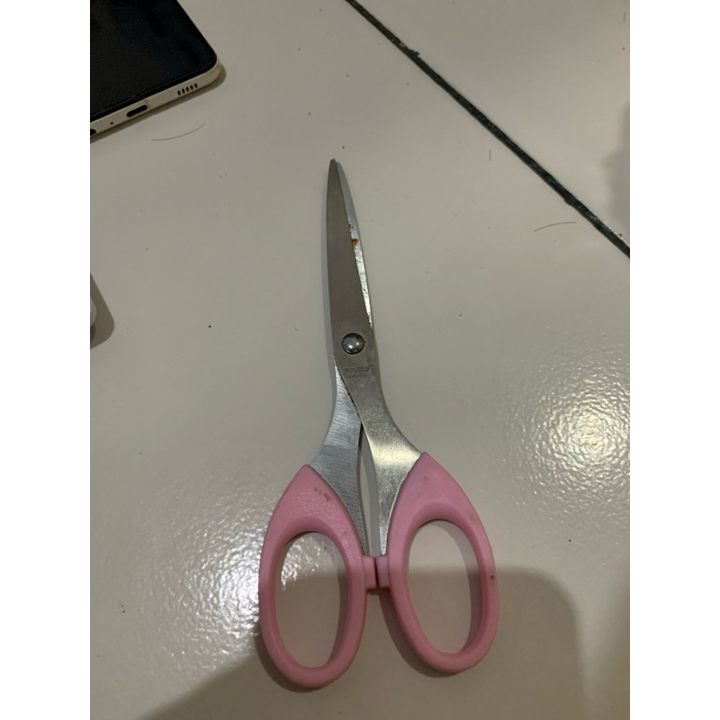 

Gunting gemoi pink, alat potong