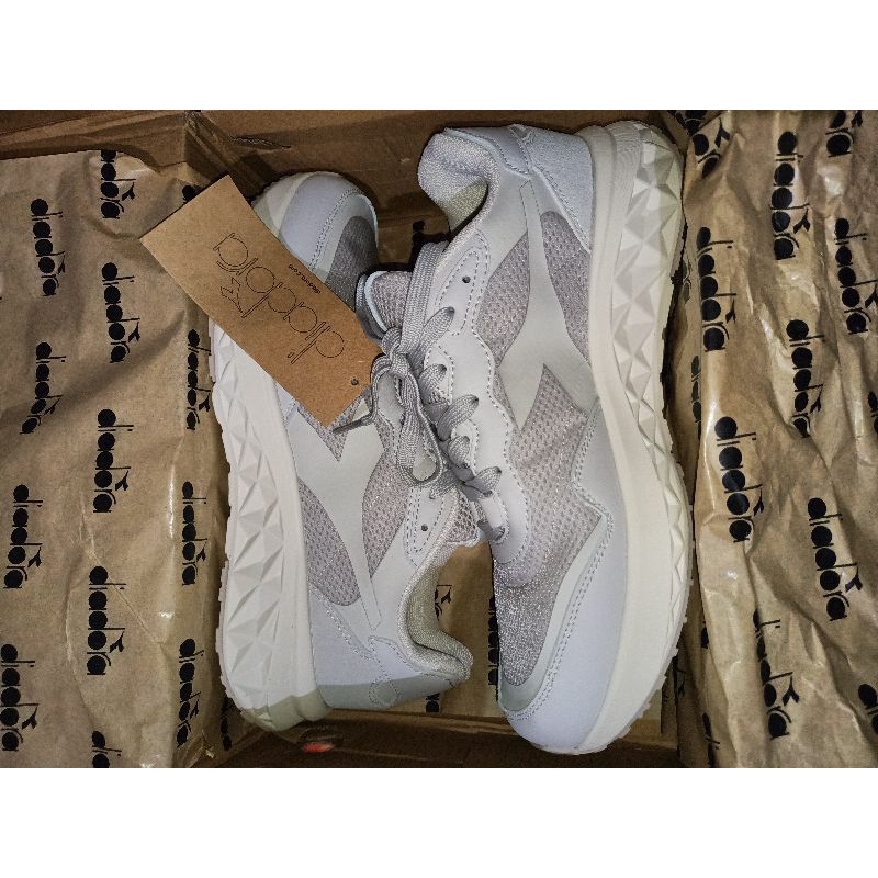 Sepatu Olahraga Putih Diadora